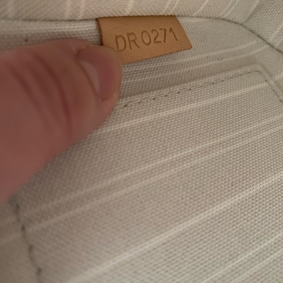 $4️⃣1️⃣0️⃣0️⃣ Limited Edition Multi Pochette Accessoires By the Pool - Picture 4 of 10